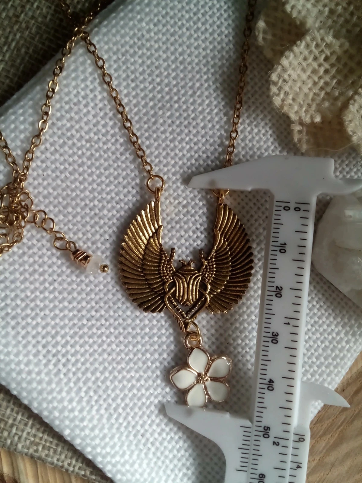Collier scarabée égyptien pierres de lune et fleur blanche émaillée – photo 2